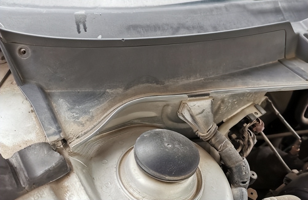 车里有股臭味是不是该换空调滤芯,车内有异味你的空调滤芯换了吗