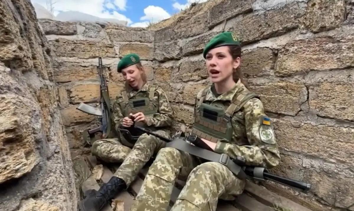 乌克兰大量女兵赴前线战斗,乌克兰女兵上战场存活4个小时