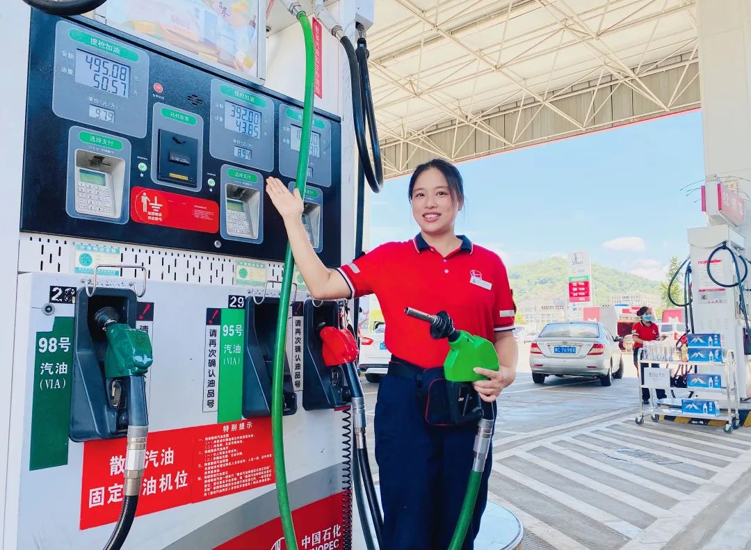 奔驰车油箱剩多少油再加油合适,奔驰glb200油箱剩多少加油合适