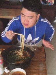 伴娘蹲角落里玩手机,伴娘躲在角落玩手机很漂亮