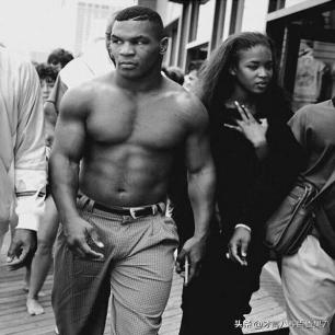 *光脱**犹太人女人衣服，集体*杀屠**，老照片再现变态的纳粹德国！