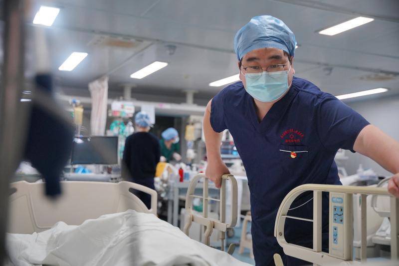 ​ICU的男护士：挡在患者和“死神”之间一堵坚实的墙