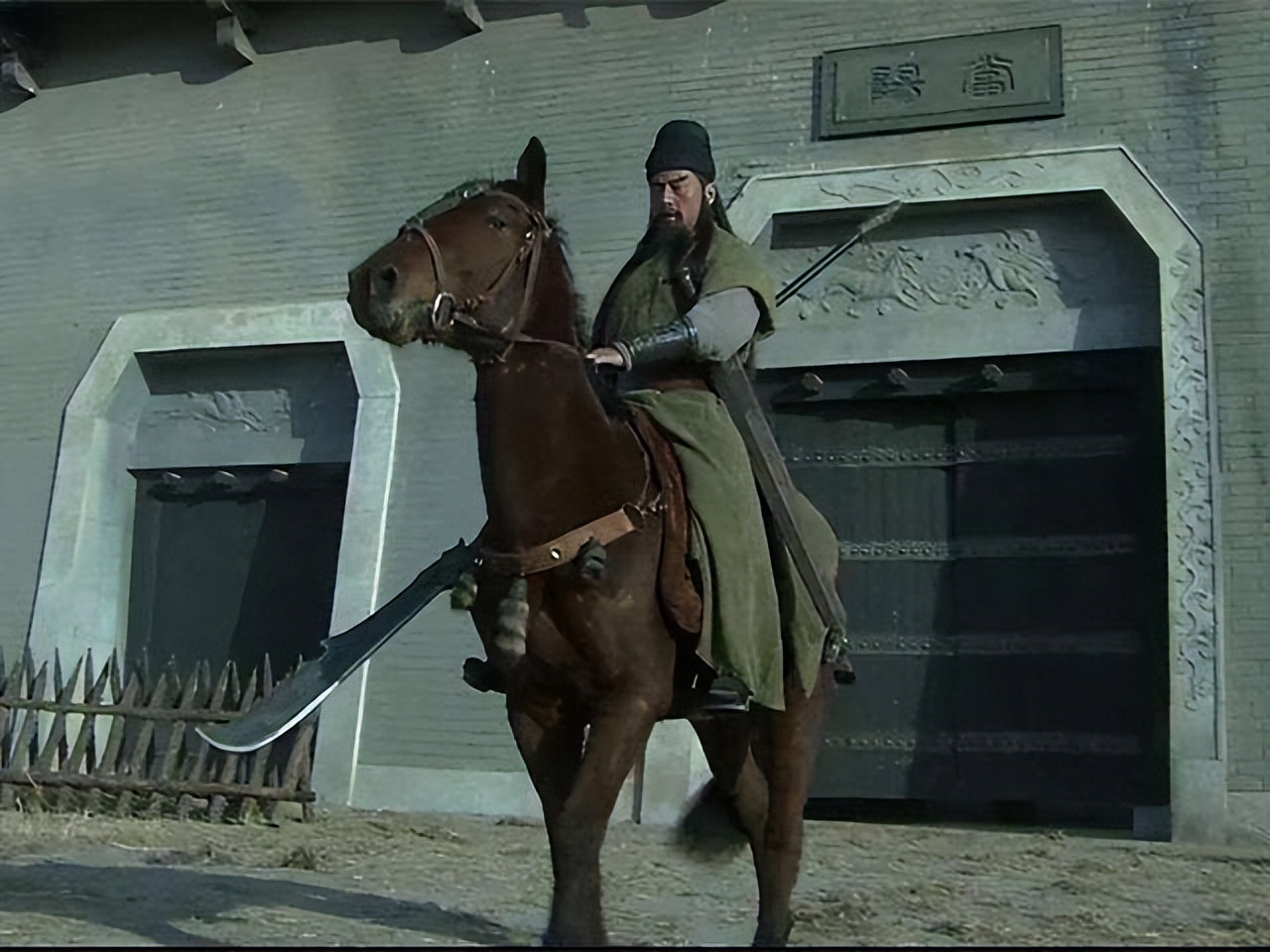 关帝庙前的一副对联，道尽关公一生的荣耀与悲壮，写了什么？