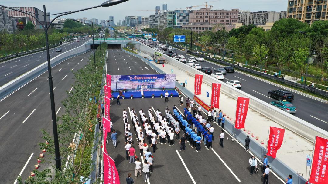 今天上午10点30分,文一西路隧道开通试运行