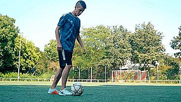 花式足球之七个简单易学的地面起球技巧