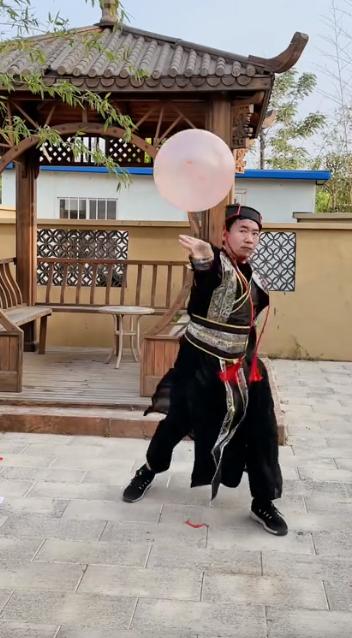 小伙模仿电影练成摘叶飞花,东方不败的飞花神功