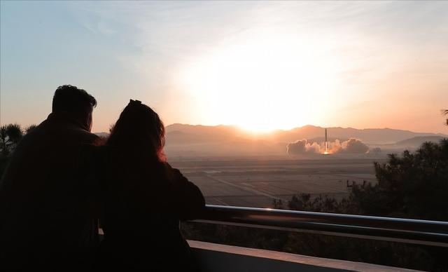 “朝鲜公主”金主爱：金正恩的心头宝贝，吃饭合影都坐在军官中间