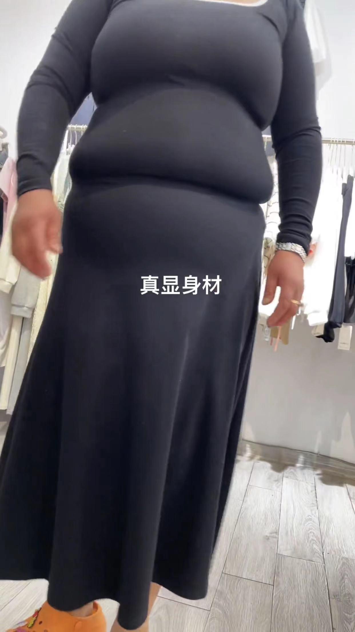 女子买衣服的时候被夸身材太好了 (胖女买衣服店主说显身材)