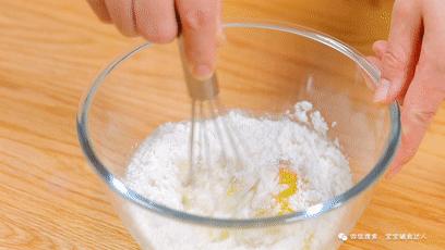 2个鸡蛋一碗面,2个鸡蛋2勺糖1勺麻油打成糊