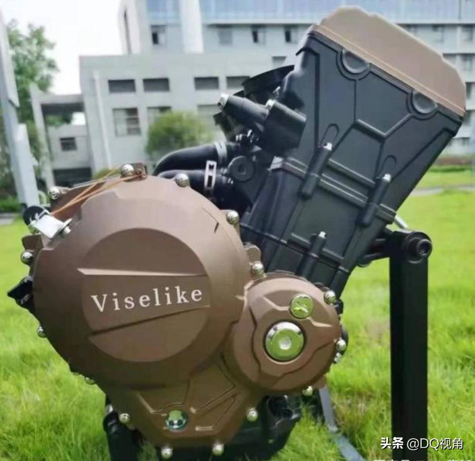 796cc水冷四缸最大117马力，嘉爵800复古街车，高配版KYB减震