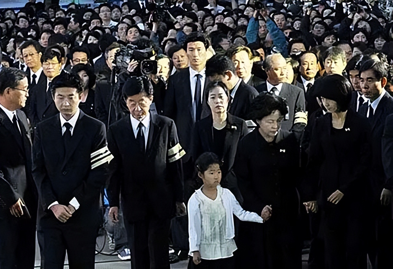2009年韩国前总统卢武铉跳崖身亡后，儿子赴中国发展，女儿获刑