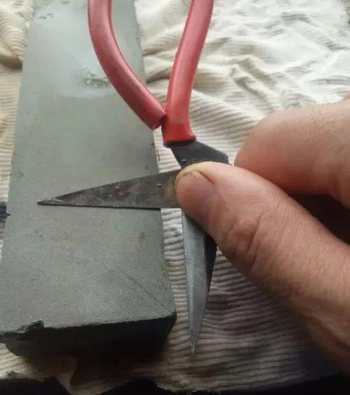 小剪刀不快用什么妙招,生活实用小妙招磨剪刀
