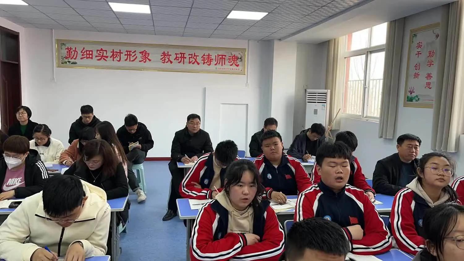 浠庢湰璐ㄤ笂鍋氬埌涓轰汉甯堣〃鏁欑爺鎬荤粨,鍑濆績閾稿笀榄傛暀鐮旇偛鏂颁汉