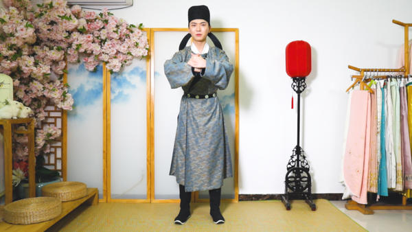 顺便科普一下唐朝的礼仪手势,相揖礼和叉手礼