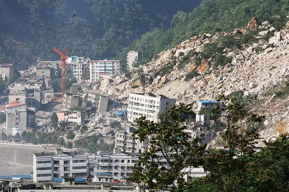 5.12汶川地震15周年方面的诗词,汶川地震12周年小女孩