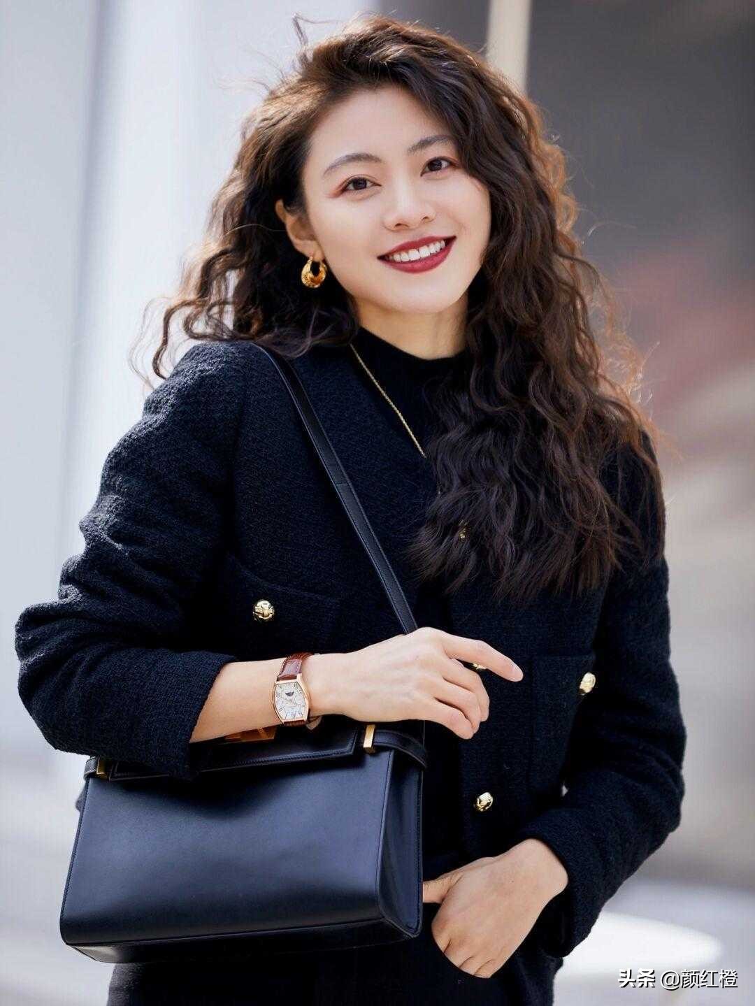 今年流行的职场穿搭女士,明亮色职场风穿衣搭配