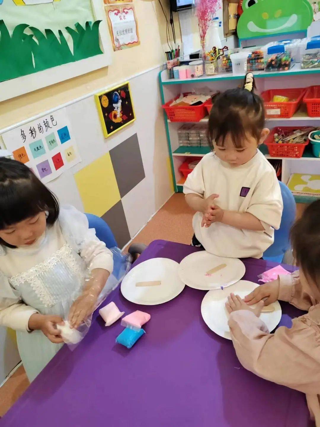 “戏”动童年，“域”见未来——诺亚舟开心果幼儿园区域活动