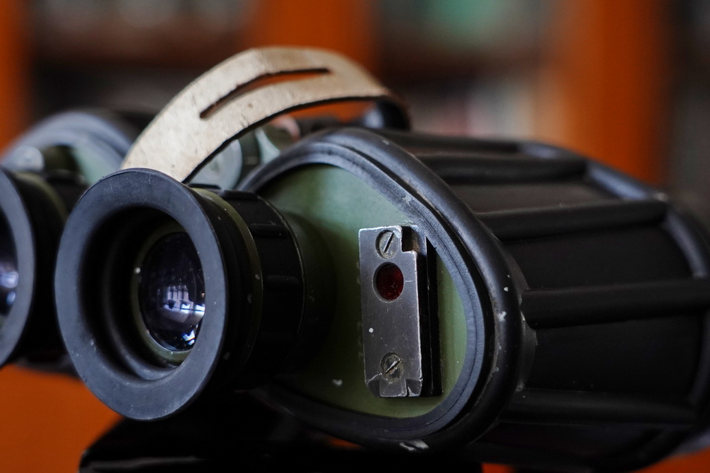 一树梨花压海棠:是*用军**望远镜好?还是名牌望远镜好?