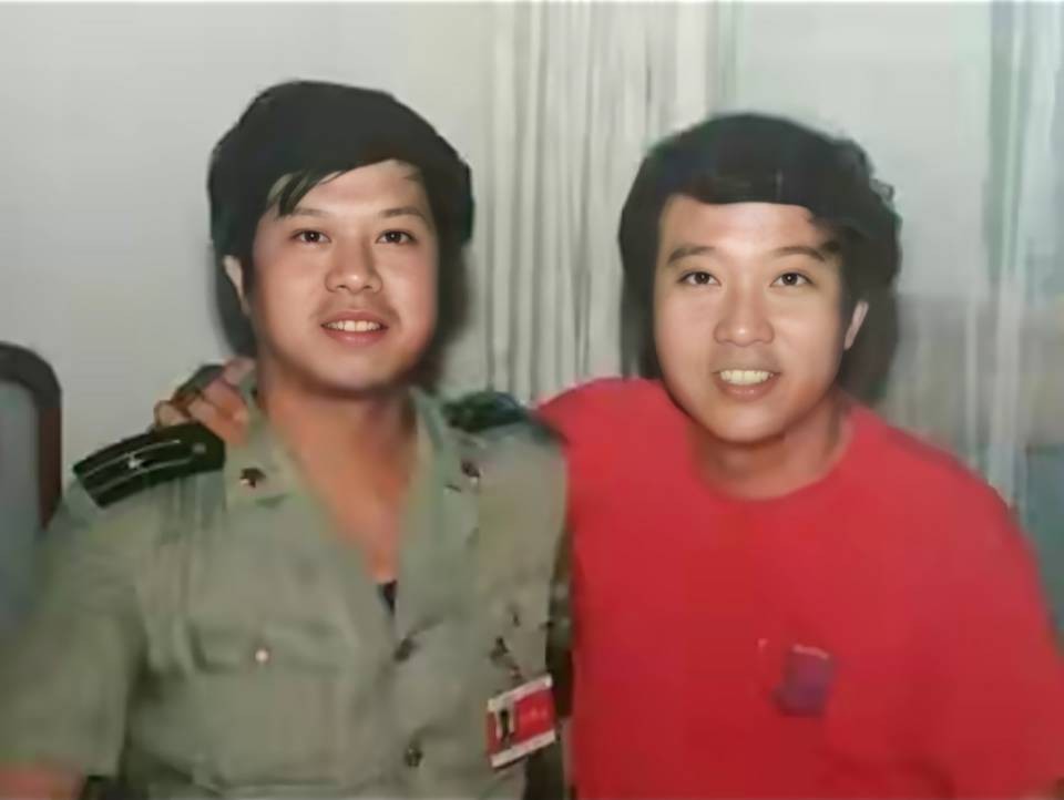 牛群和冯巩晚年见面,牛群辞官