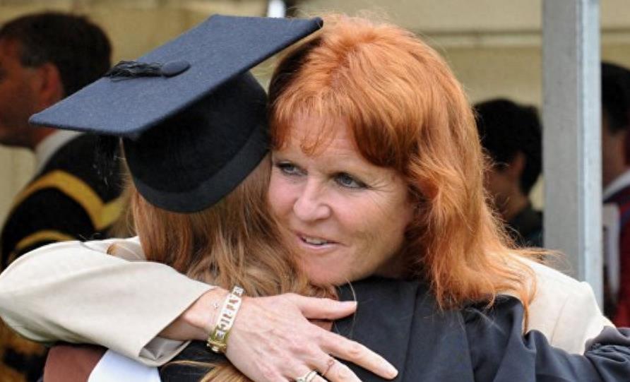 1992年,英国王室曝出丑闻:37岁富商吮吸着33岁王妃的脚趾