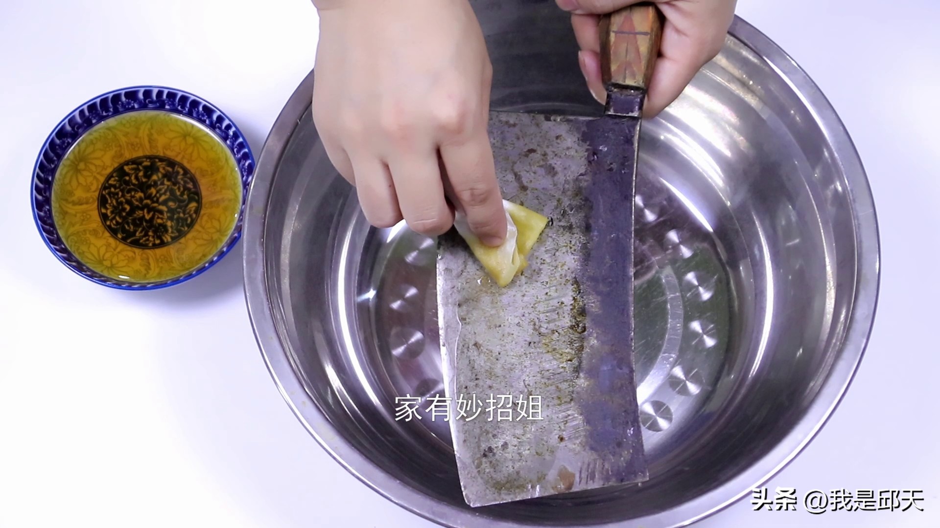 油烟机里的废油怎么处理扔掉,油烟机里的废油一般怎么处理