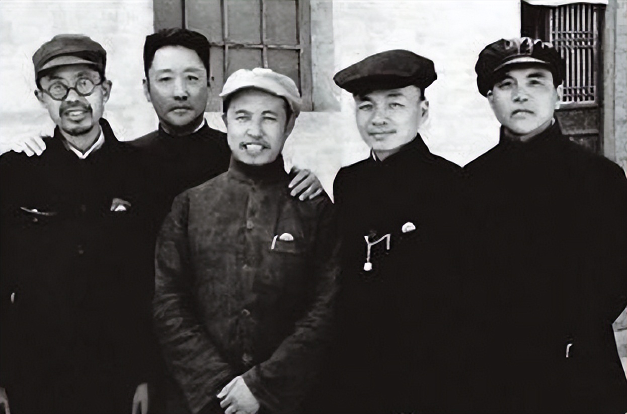 1954年的特殊葬礼：周总理带头执绋，5位元帅一同送别老战友