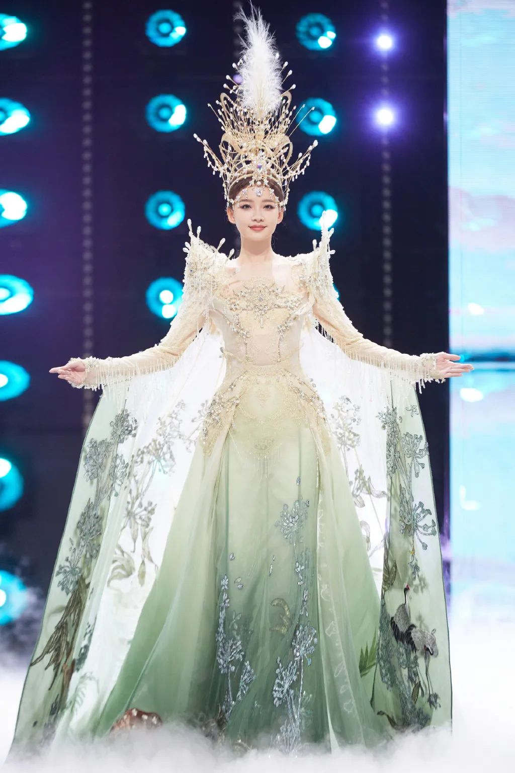 赵露思穿上廉价中国风礼服，俗成了18线网红