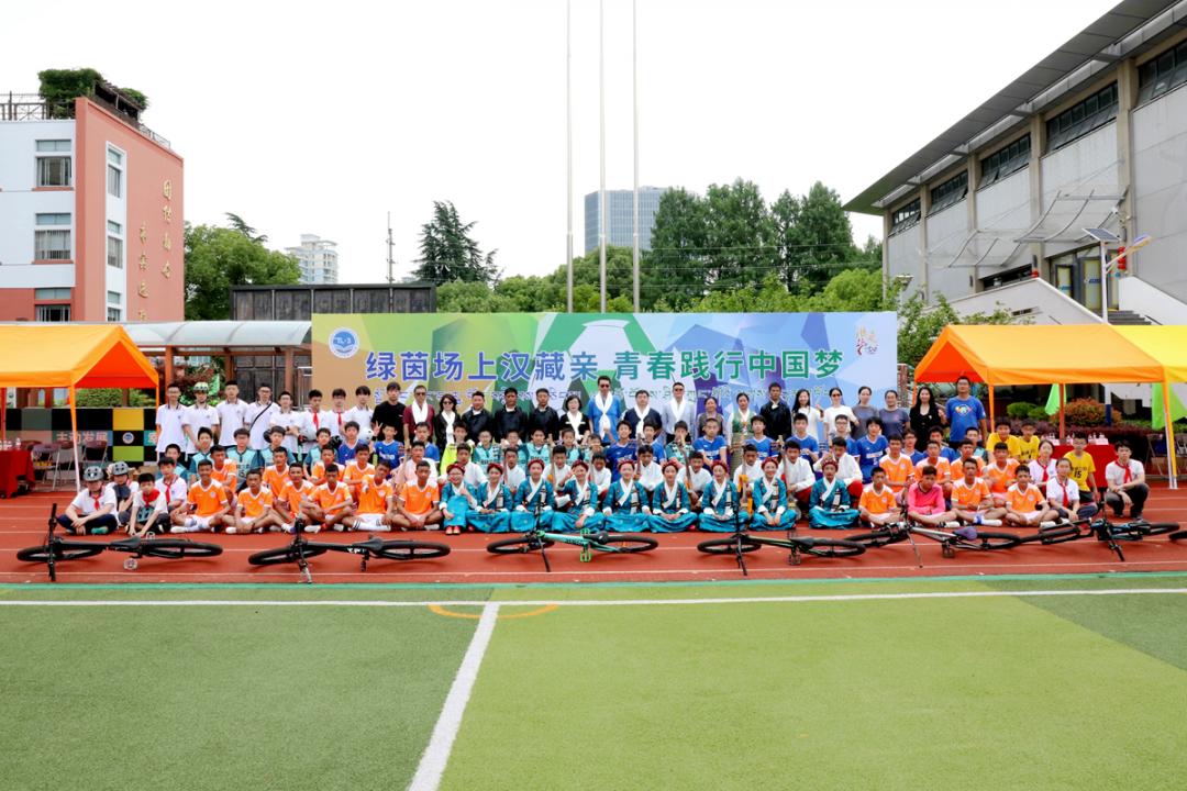 在绿茵场上肆意奔跑,在绿茵场上驰骋