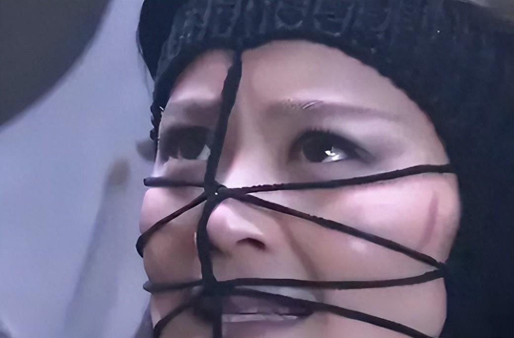 狂野诱惑！超辣女王舔刀瞬间！