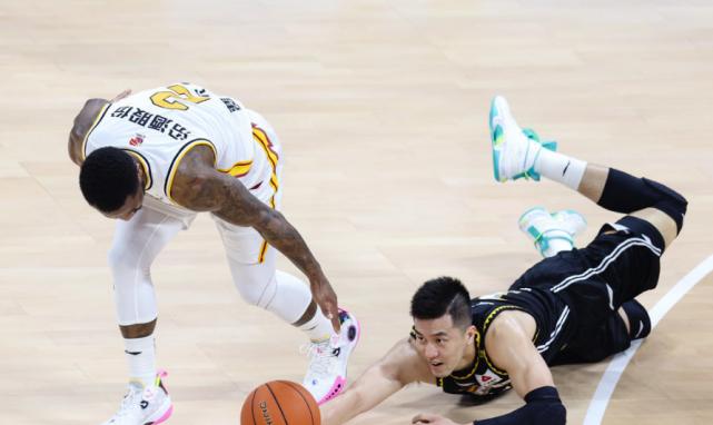 西蒙斯嘲讽郭艾伦,西蒙斯摔倒被拉起来