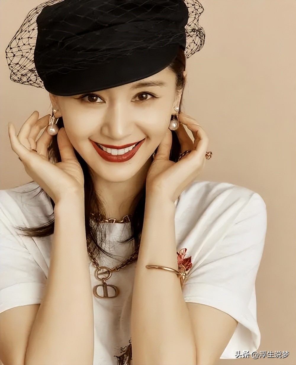 助理伺候明星跪下打伞,助理跪下伺候明星洗脚穿鞋