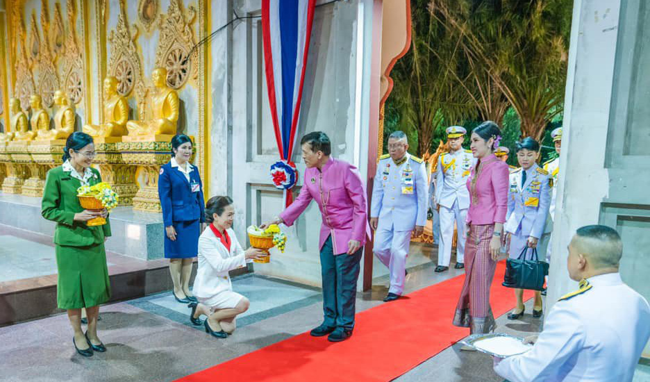 泰国人见了泰王不下跪会怎么样,泰国国王见了僧侣也要下跪为何