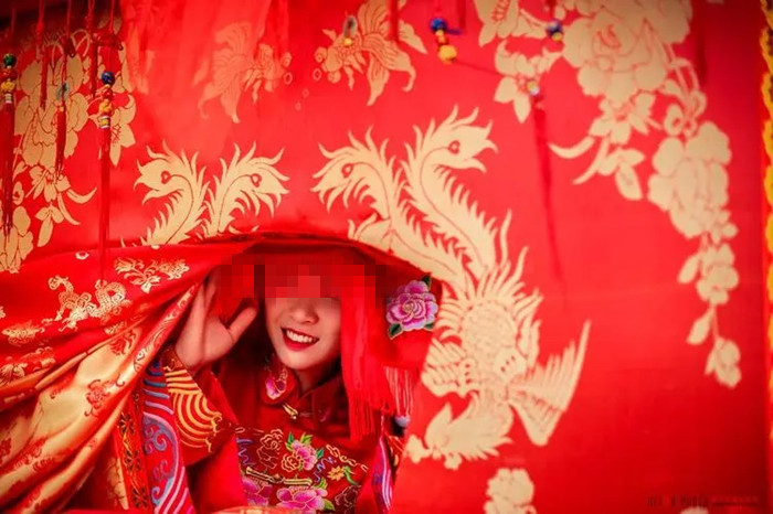 漂亮寡妇偷吃“*果禁**”，携19岁小伙隐居深山50年，创造了人间奇迹