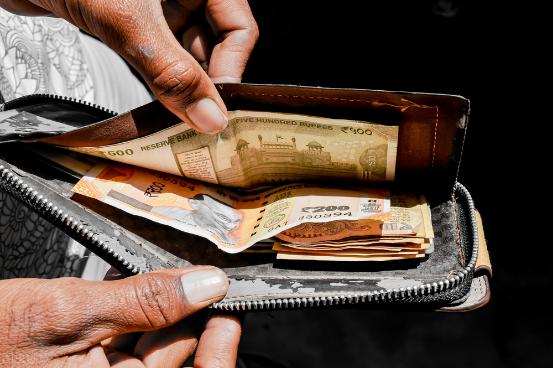 去银行取钱银行不给取可以报警吗,定期存款到期为啥银行不让取钱