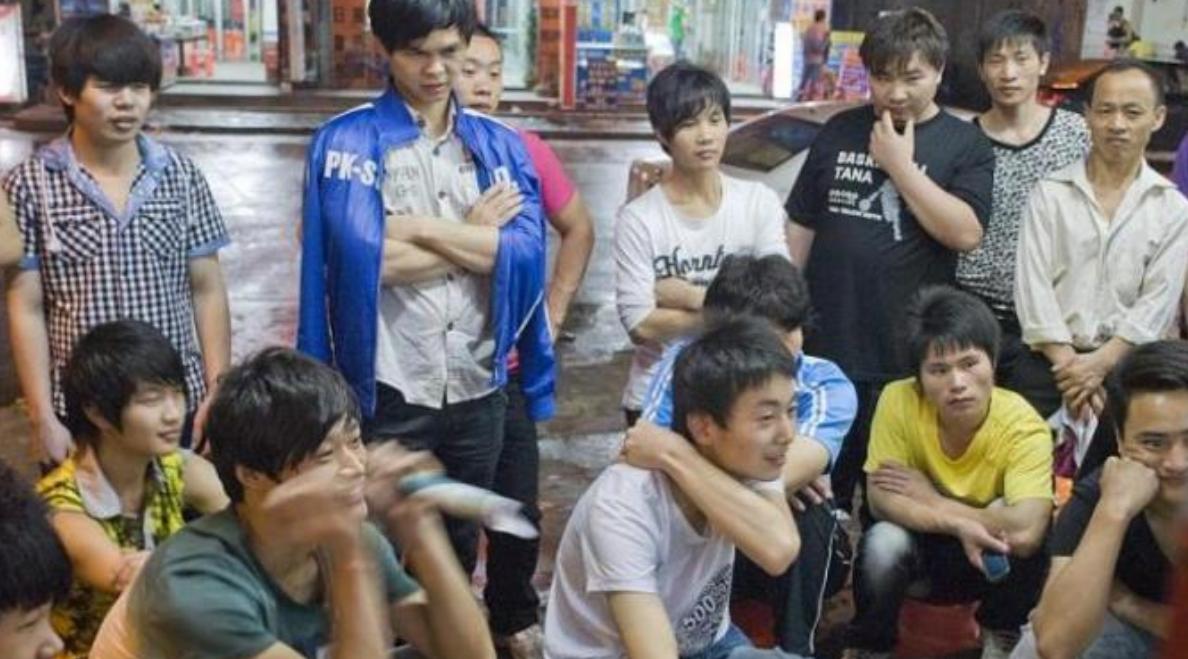 深圳工厂实录：喝酒、撩妹、玩游戏，低学历工人逃不掉的命运