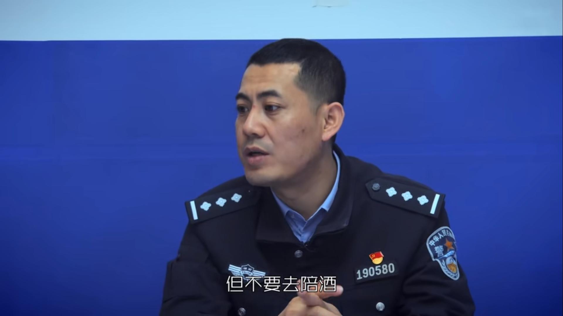 2020年女子报警被猥亵殴打，警方发现另有隐情，女子：他没给小费