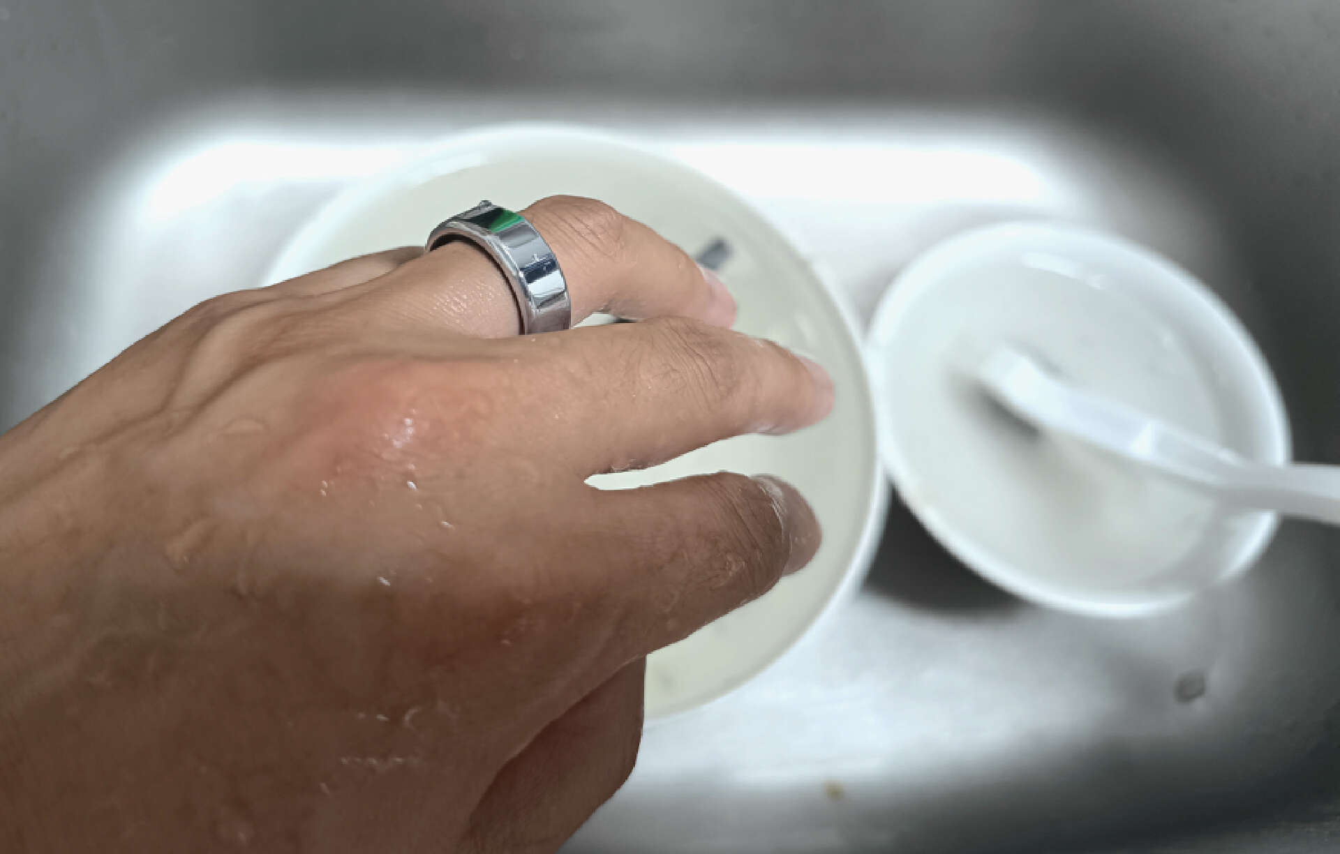 有了QuzzZ智能指环，送老婆礼物多了一份贴心选择