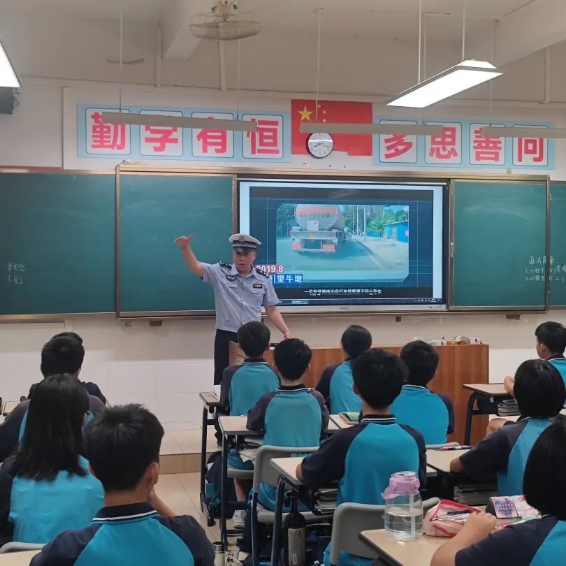 玩玩具车出事的小孩,小孩驾驶玩具车发生事故