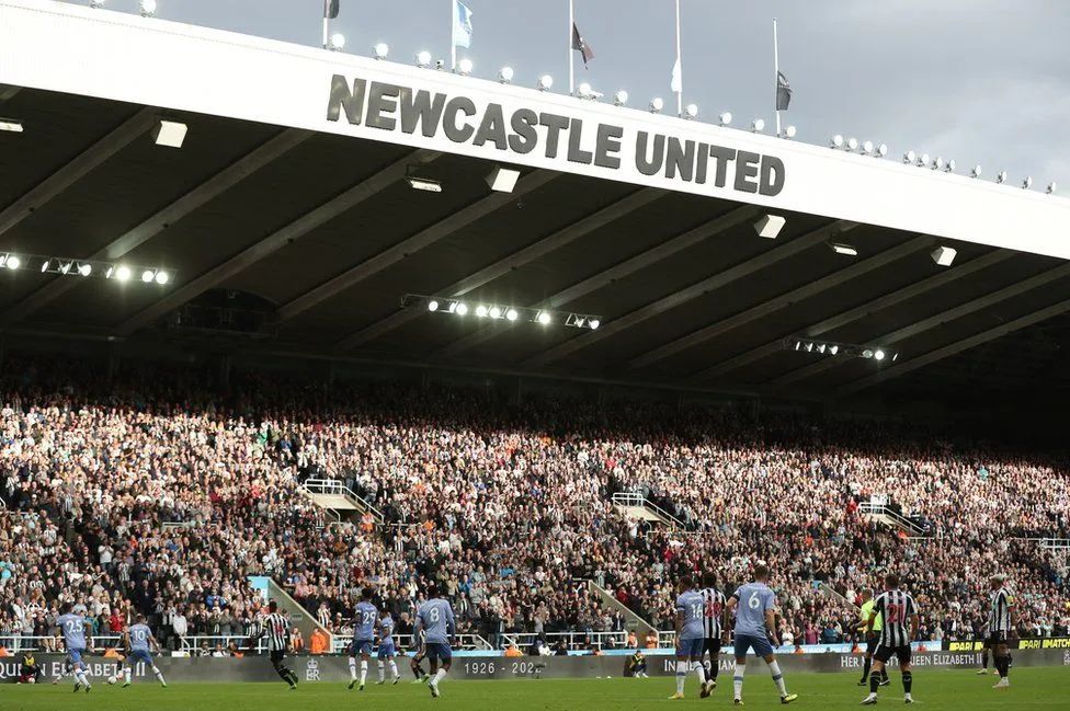 易主一周年，最富俱乐部的球迷分裂成了两派