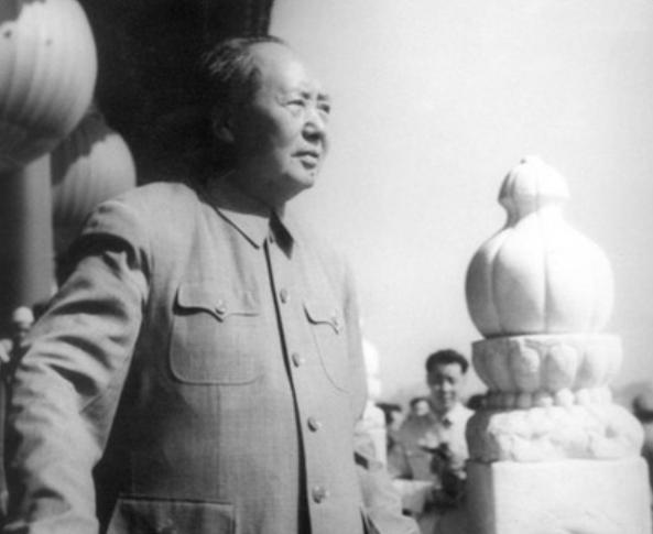 1972年，王季范在北京逝世，毛*东泽**亲自送花圈写挽联：九哥千古