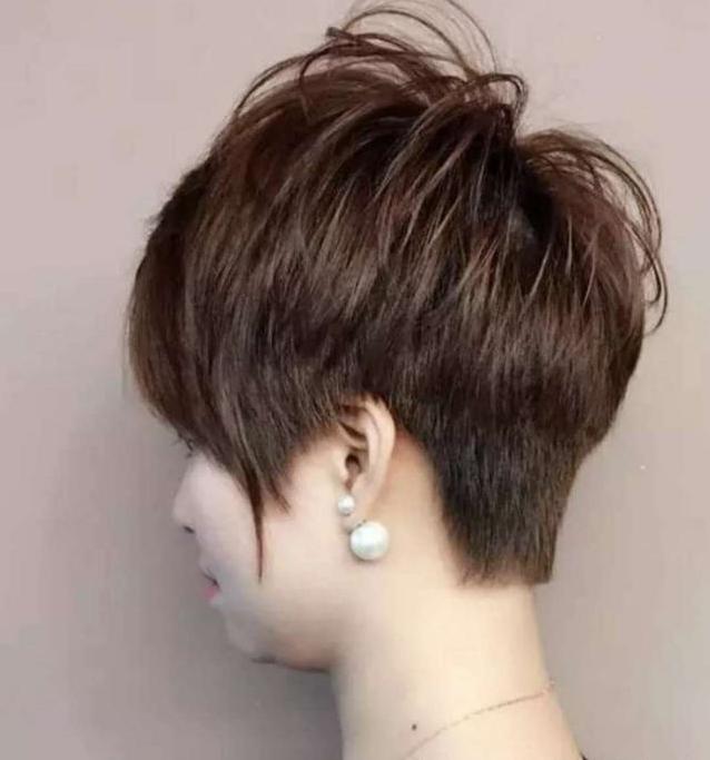 大圆脸脖子短适合长发还是短发,脖子短的人适合什么短发发型