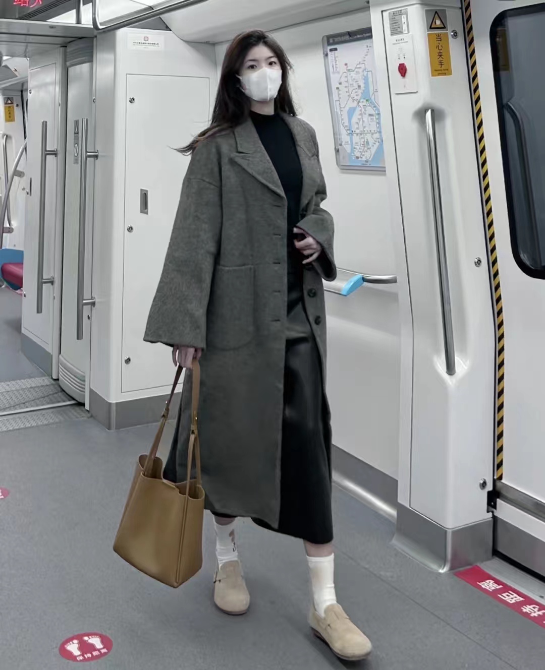 中款深灰色大衣怎么搭配好看,maxmaralabbro灰色大衣