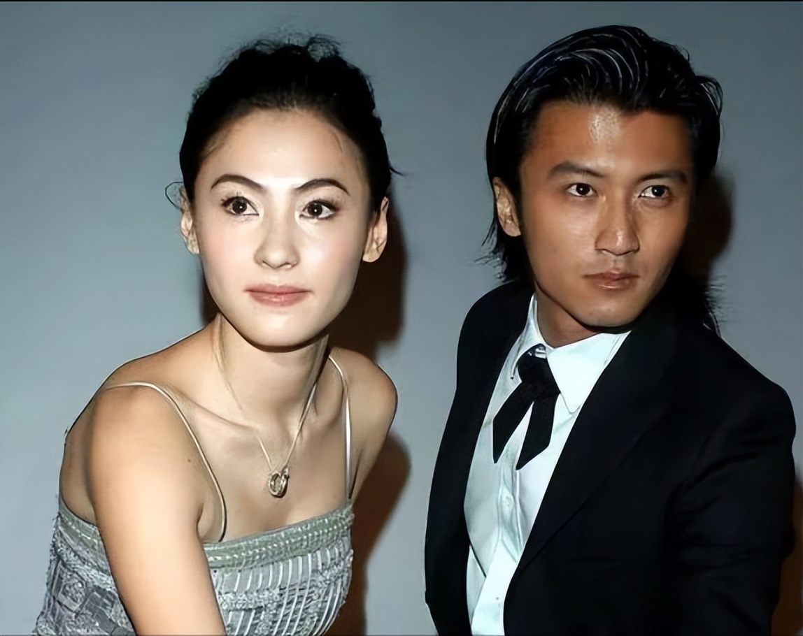 王菲牵手谢霆锋，张柏芝泪目送祝福，到底谁才是真爱