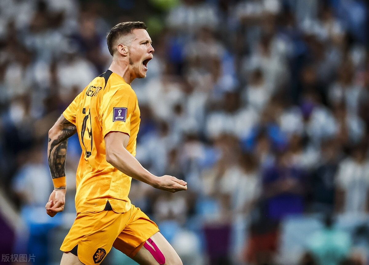 揭秘曼联新中锋:荷兰版王思聪,被梅西破口大骂,妻子读中国技校