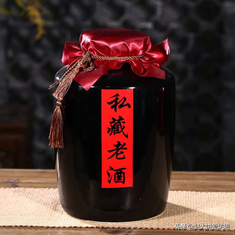 老人藏茅台一文不值,大爷珍藏六箱老茅台