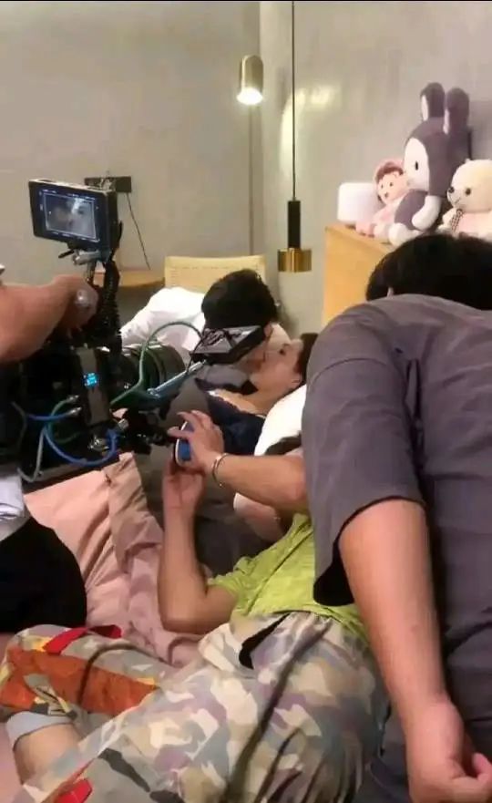 空气骑马、劈叉抱、鸟替，电视剧不敢拍的全景，真的不会笑场吗？