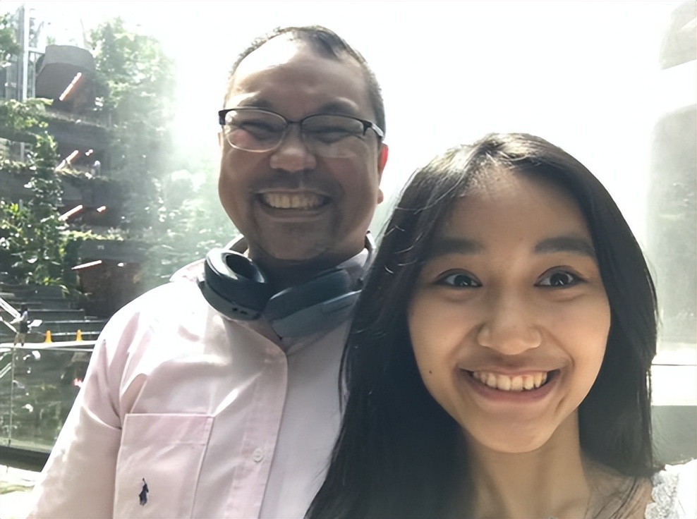 女孩子晒爸爸送的80元的包,女生晒父亲买的包