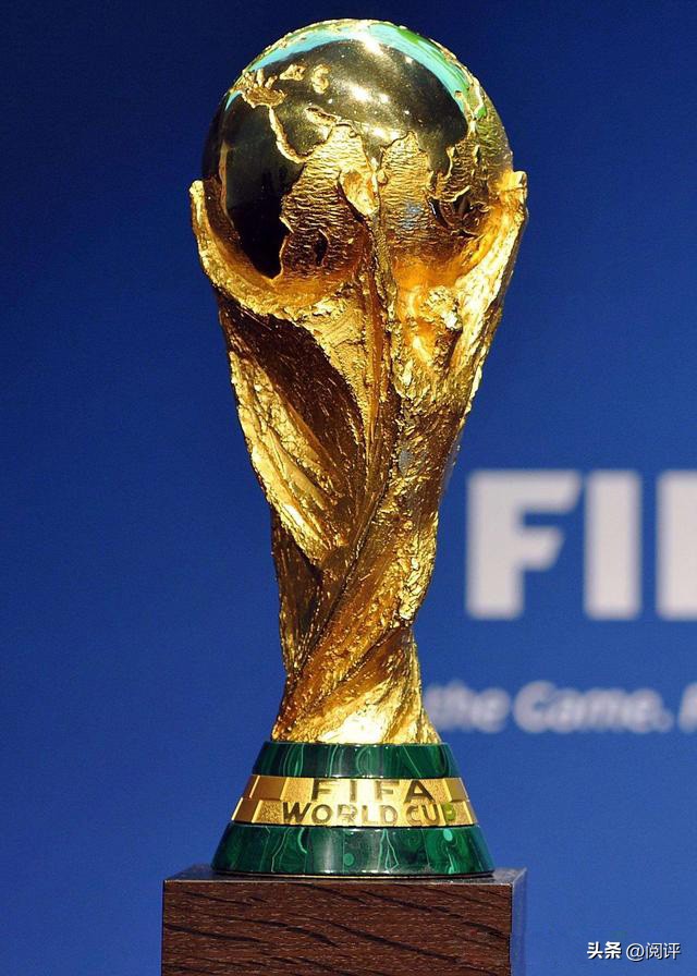 梅西亲吻大力神全场欢呼,梅西亲吻大力神杯和凝望大力神杯