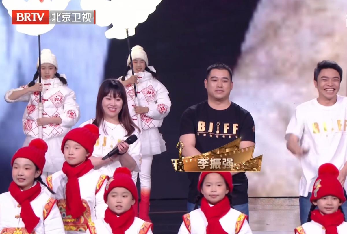 张颂文泪目北影节,北影节开幕式红毯张颂文害羞笑