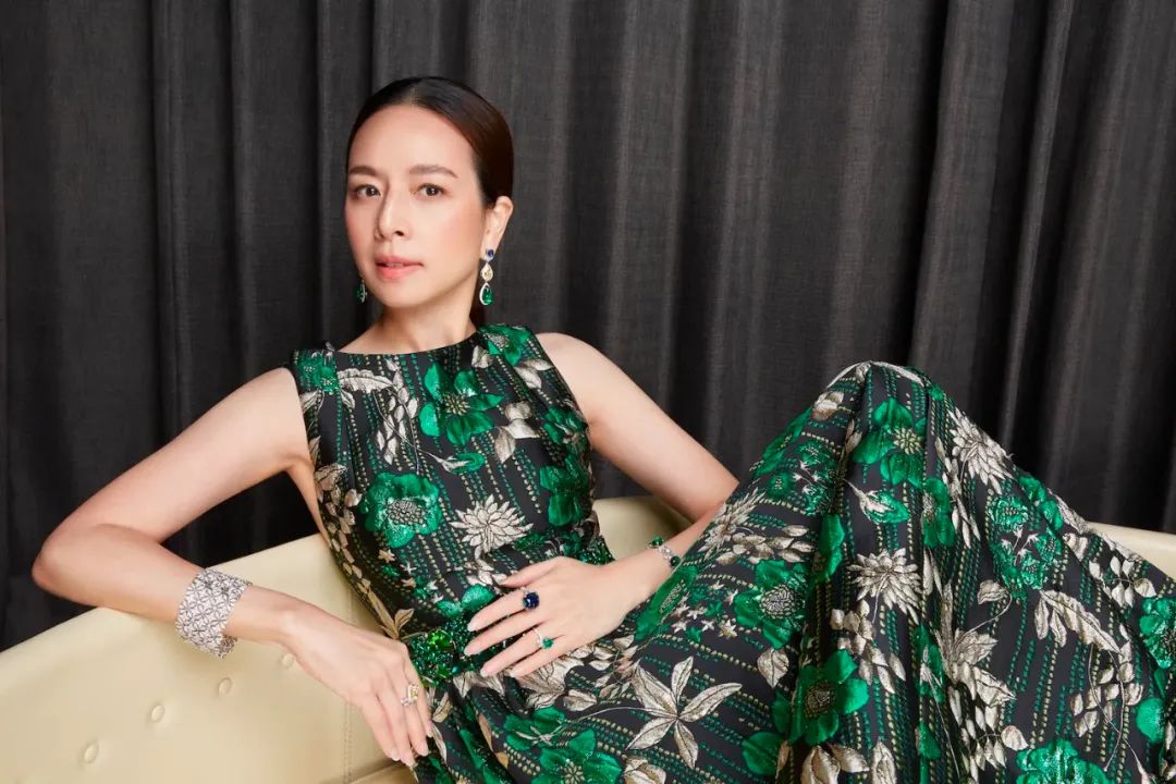 56岁泰国名媛：爱马仕随心背，带队打世界杯，还是泰王白月光？